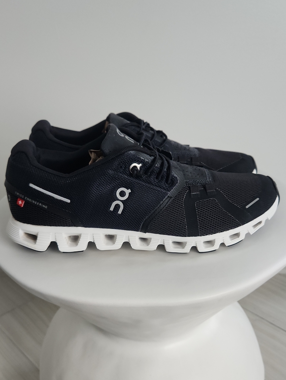 On Running Cloud 5 Women's Sneakers Black/White Size 9 LIKE NEW - Picture 10 of 15